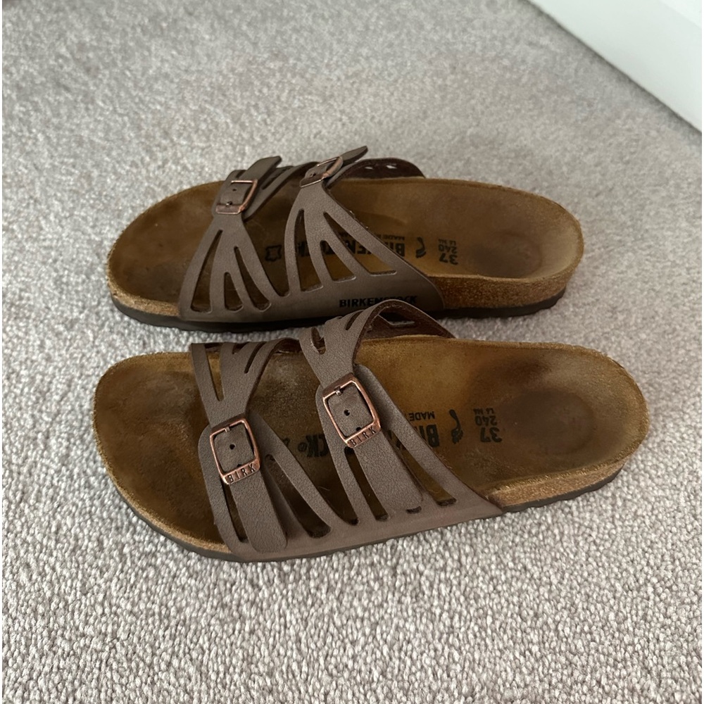 Birkenstock: Women's Granada Footbed Sandal. Color mocha.